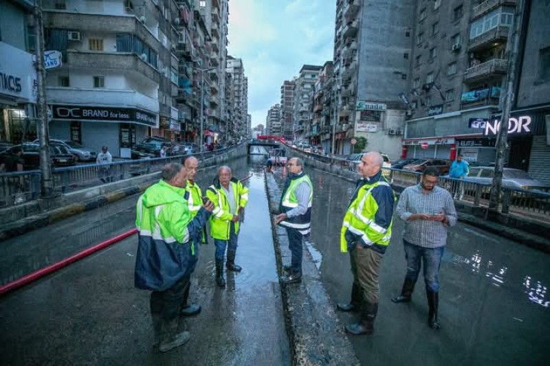 مياه الإسكندرية تواصل جهودها لسحب تجمعات مياه الأمطار شرق المدينة