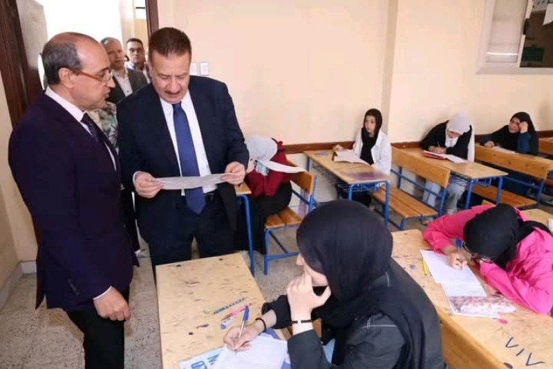 محافظ المنوفية يتفقد اللجان ويوزع  بونات مواد غذائية مجانية لعمال المدارس