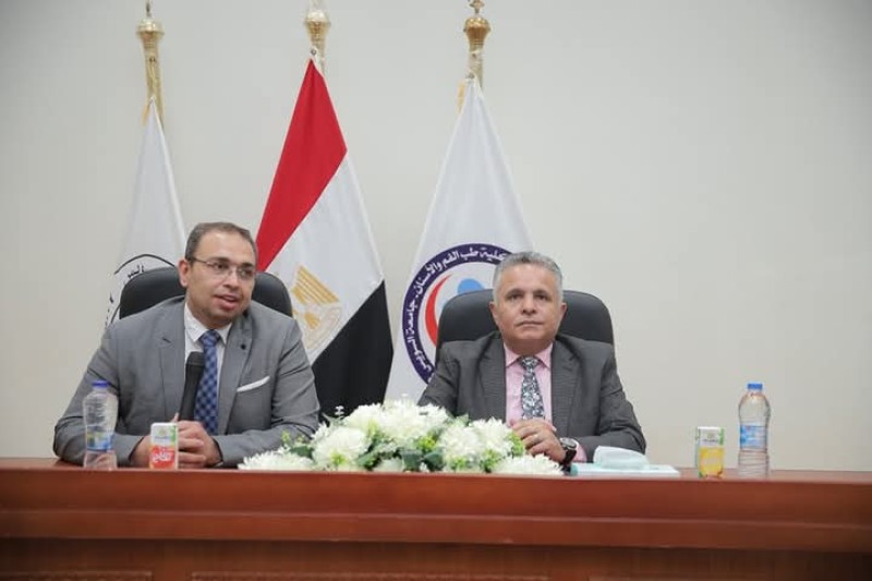رئيس جامعة السويس يفتتح المؤتمر الطلابي الثالث لكلية الطب، ويعقد اجتماعًا موسعأ لأسرة كلية طب الأسنان