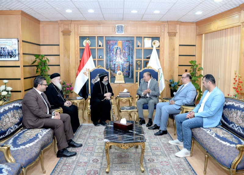 رئيس جامعة المنصورة يستقبل نيافة الأنبا أكسيوس للتهنئة بعيد الأضحى المبارك
