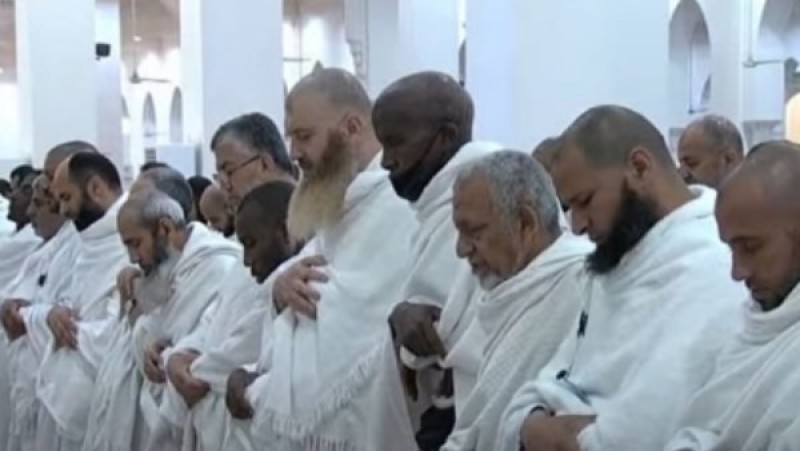الحجاج يؤدون صلاتي الظهر والعصر جمعا وقصرا في مسجد نمرة بمشعر عرفات (بث مباشر)