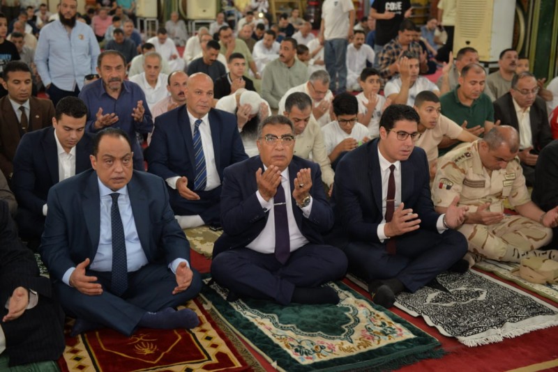 المحافظ يؤدي صلاة عيد الأضحى المبارك بمسجد النصر بالمنصورة .. ويبعث بخالص التهاني لأهالي الدقهلية