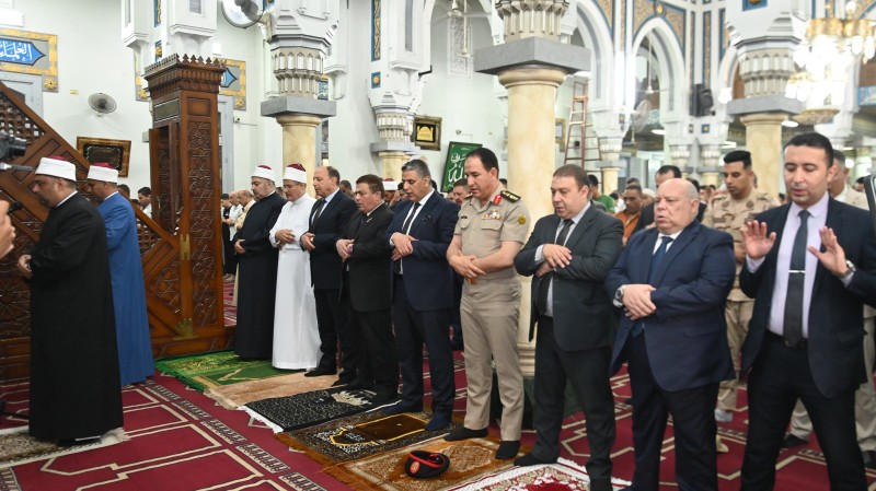 اللواء حسن موافي واللواء محمود هويدي يؤديان صلاة العيد بالبحيرة
