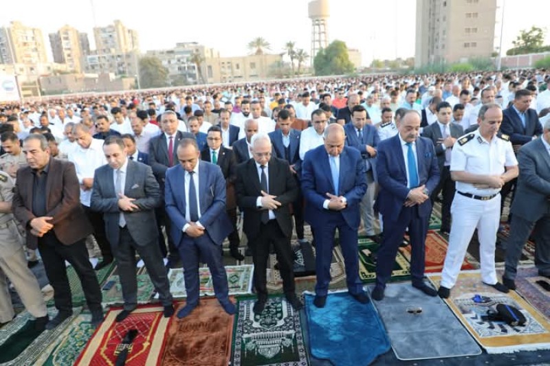 محافظ المنيا يؤدي صلاة عيد الأضحى وسط جموع المواطنين بكورنيش النيل