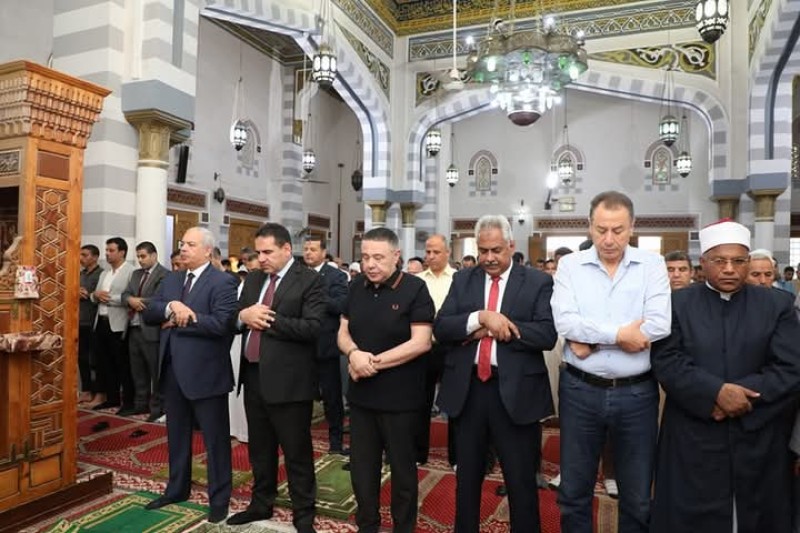 محافظ البحر الأحمر يؤدي صلاة عيد الأضحى المبارك بمسجد عبد المنعم رياض بالغردقة