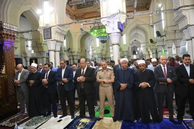 محافظ قنا يؤدي صلاة عيد الأضحى وسط حشود المصلين بمسجد سيدي عبد الرحيم القنائي