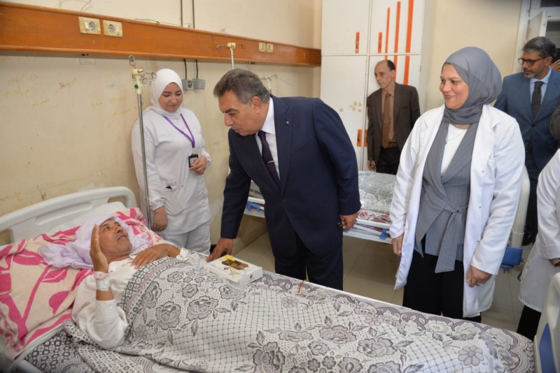 محافظ الدقهلية يتفقد مستشفى التأمين الصحي عقب صلاة عيد الأضحى ويقدم التهنئة للمرضى والأطقم الطبية