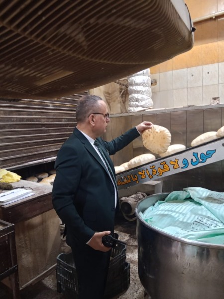 وكيل التموين بالدقهلية يتفقد المخابز بعد صلاة العيد ويطمئن على وفرة الخبز ويهنئ المواطنين