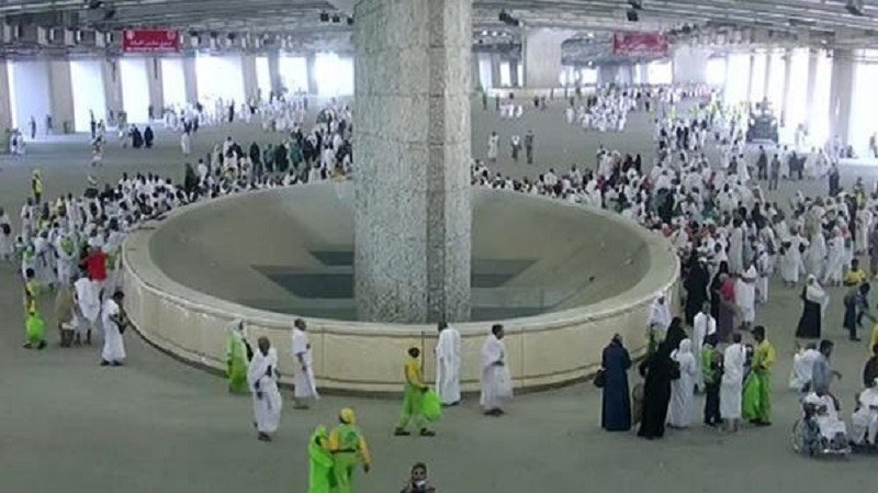 الحجاج يواصلون رمي الجمرات في أول أيام التشريق (بث مباشر)
