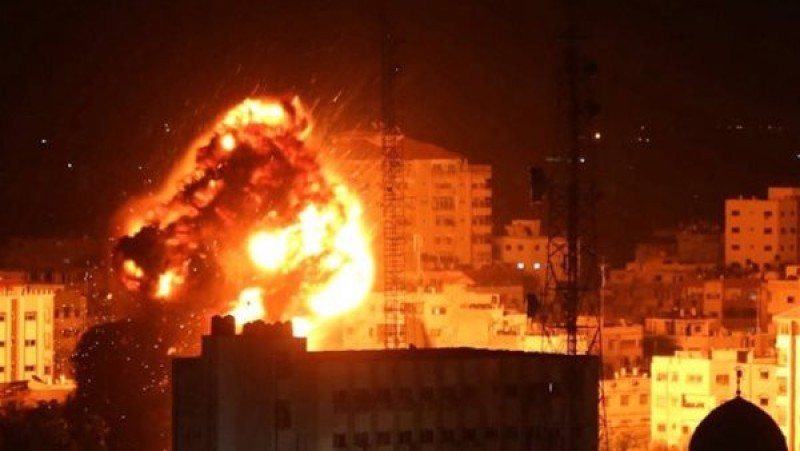غارات إسرائيلية عنيفة تستهدف قطاع غزة وتقتل 84 شخصًا