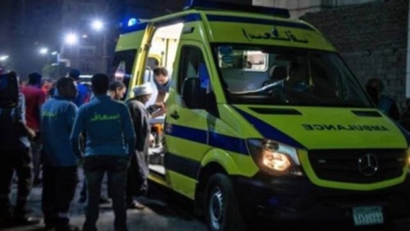 سيارات الإسعاف تنقل المصابين باشتباه تسمم غذائي في المنيا