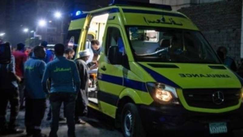 سيارات الإسعاف تنقل المصابين باشتباه تسمم غذائي في المنيا