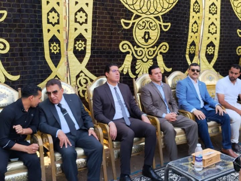 مدير إدارة بني عبيد التعليمية يقدم واجب العزاء لإبن البطل خالد عبد العال بتكليف من الرشيدي