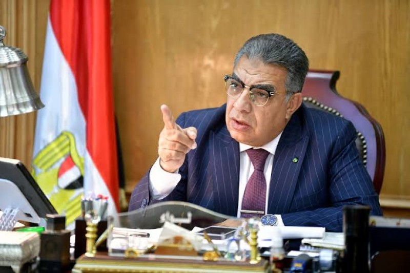 المحافظ يأمر بالتحفظ على تروسيكل لأحد النباشين يقوم بنبش القمامة من الصناديق بحي غرب المنصورة