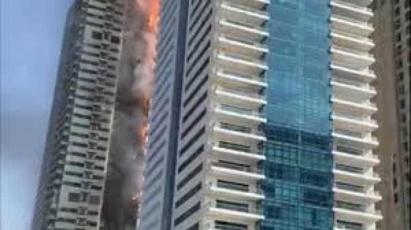 إماراتية: حريق كبير في ميناء الحمرية ودبي تتعامل مع حريق ناطحة سحاب