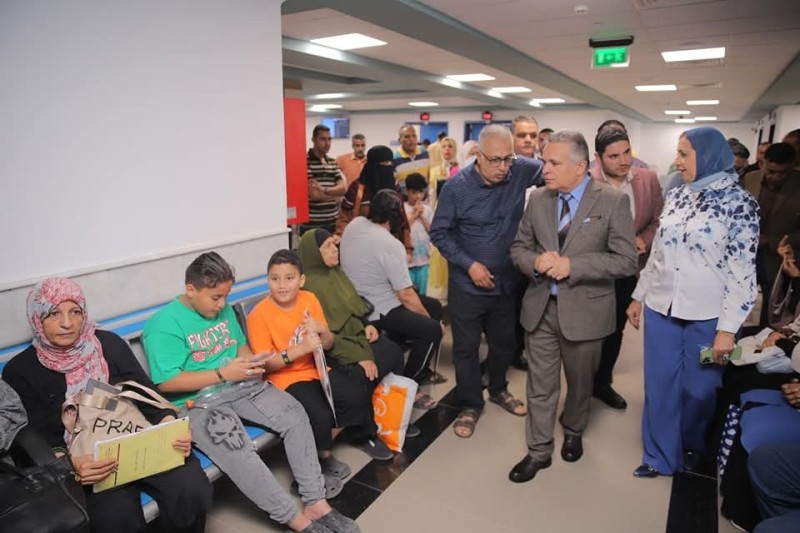 رئيس جامعة السويس يزور العيادات الخارجية بالمستشفى الجامعي ويؤكد علي أهمية تطوير الخدمات الصحية