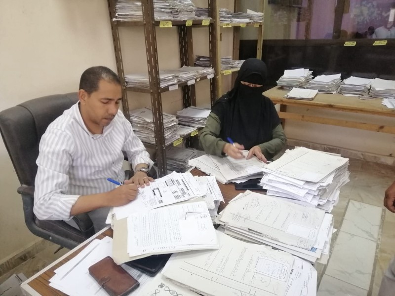 «فرغلي» يتابع سير العمل ويعتمد عدد من نماذج التصالح الدائم بالمركز التكنولوجى لخدمة المواطنين بالرحمانية