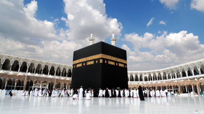 لمست الكعبة أثناء الإحرام ويدي تعطرت فما الحكم؟