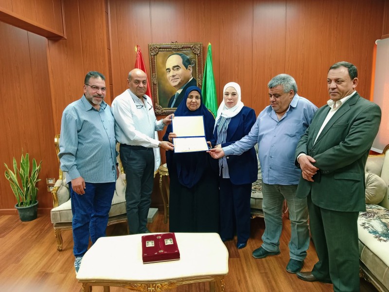 الدقهلية: الرشيدي يكرم موظفة لبلوغها سن الإحالة للمعاش