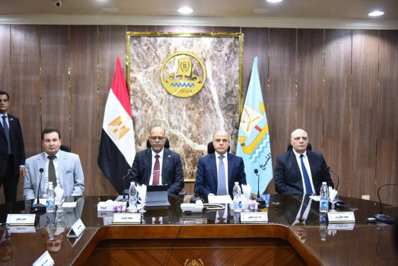 وزير العمل ومحافظ كفر الشيخ  يسلّمان  عقود عمل لذوي همم
