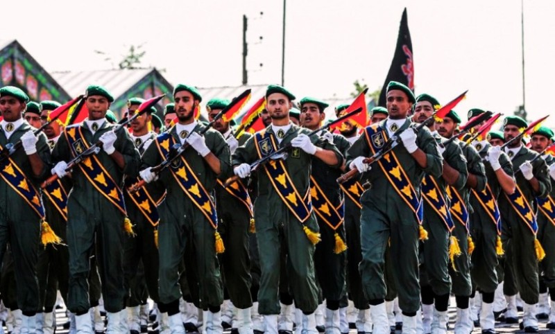 الرئيس الإيراني يعيّن قائد الحرس الثوري وزيراً للدفاع