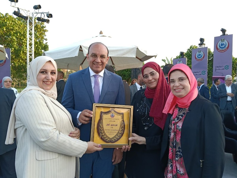 وزير الصحة يكرم وكيل وزارة الصحة بالدقهلية لجهوده في حملة ”من بدري أمان”