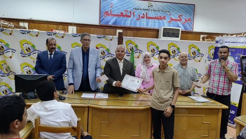 قبيصي يُكرم أوائل الشهادة الإعدادية بالفيوم وسط فرحة عارمة من أولياء الأمور