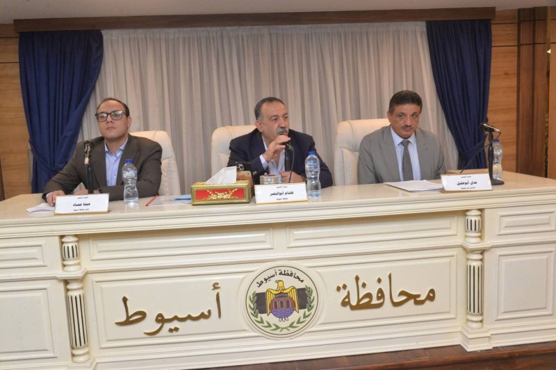محافظ أسيوط يترأس اجتماع المجلس التنفيذى ويعلن عن مشروعات تنموية واعدة على مستوى المحافظة