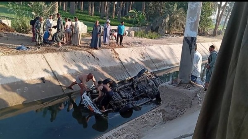 انقلاب ميكروباص في ترعة ومصرع السائق بالجيزة