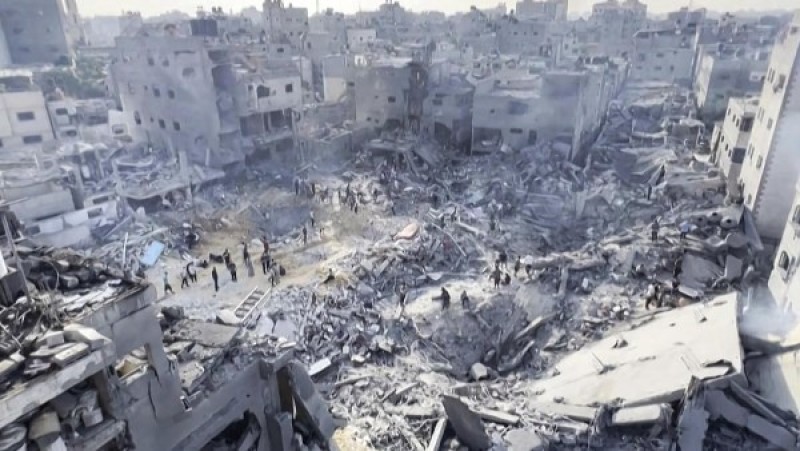 إعلام فلسطيني: طيران الاحتلال يقصف ثلاثة منازل بغزة