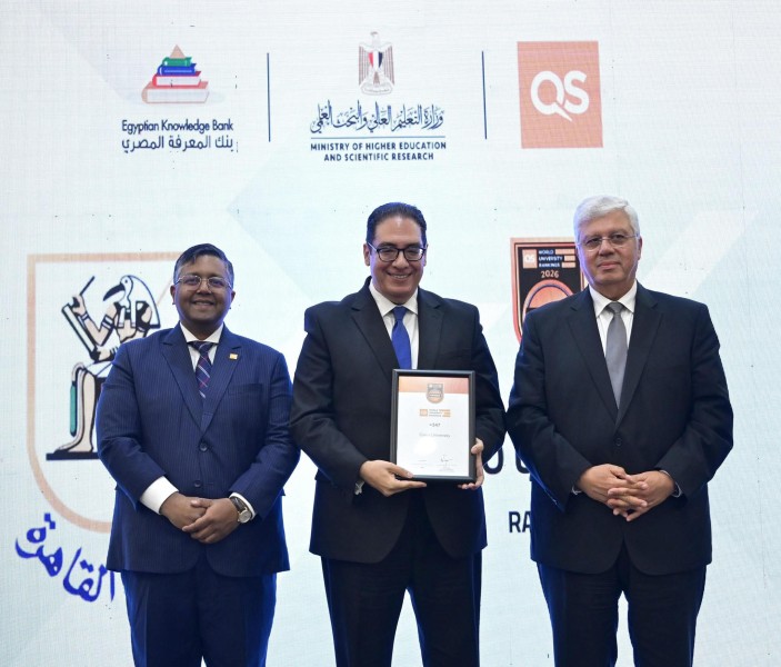 ”عبد الصادق” يتسلم شهادة حصول جامعة القاهرة على المركز الأول في مصر بتصنيف QS الإنجليزي لعام 2025