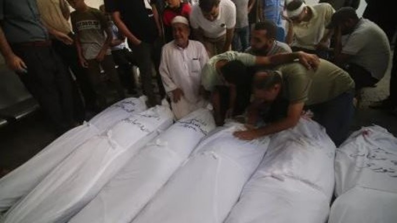 الاحتلال يقصف مراكز النزوح ويقتل أسرًا بأكملها في مناطق آمن