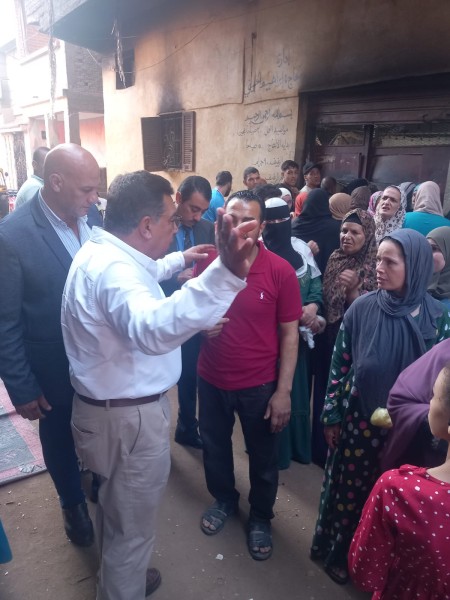 محافظ الدقهلية في جولة صباحية مفاجئة على المخابز بطلخا .. واقف في الصف