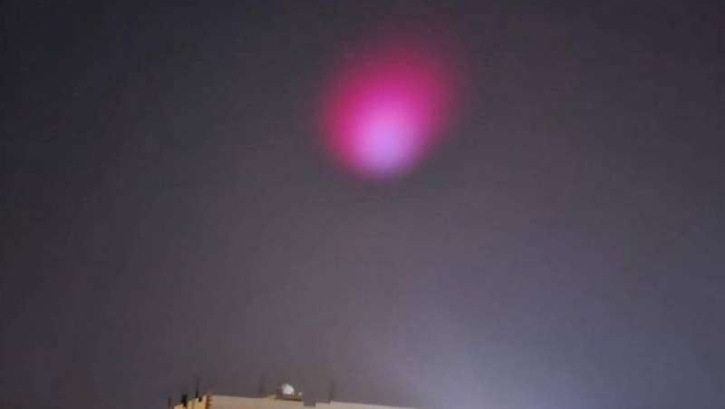 بقعة وردية في سماء السعودية بعد أيام من ظهورها بمصر.. ما السر؟
