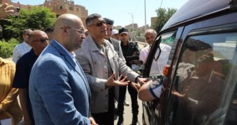 محافظ الجيزة يضبط سائقا مخالفا بطريق بهرمس ويشدد على الرقابة المرورية
