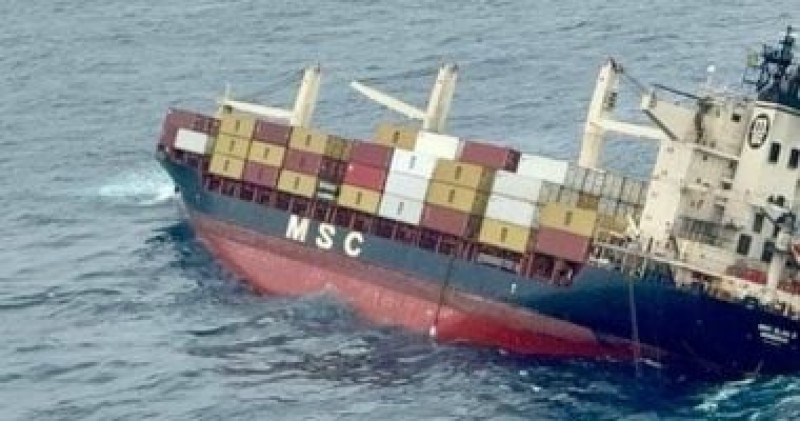 تصعيد في البحر الأحمر: الحوثيون يستهدفون سفينة وتوترات متصاعدة