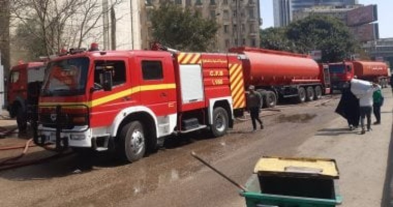 الدفع بـ 5 سيارات إطفاء لإخماد حريق مصنع في أكتوبر