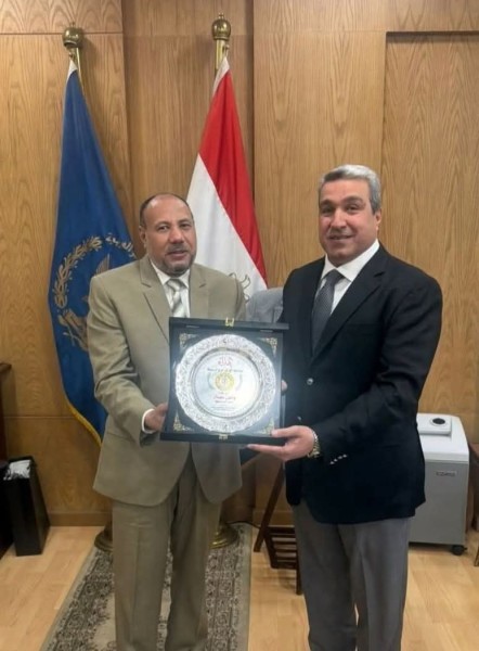 رئيس جامعة الأزهر للوجه القبلة يهدي مدير أمن أسيوط درع جامعة الأزهر لجهوده في خدمة الجامعة