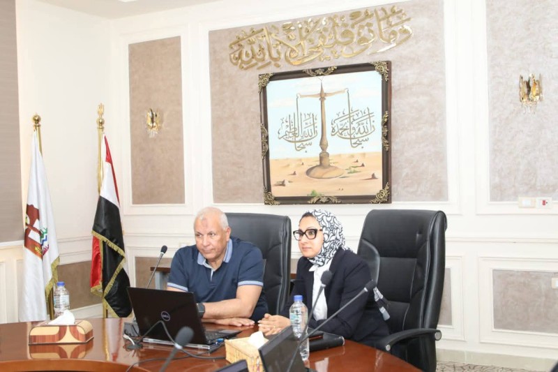 محافظ الوادي الجديد يبحث آليات عمل منظومة ميّكنة صندوق استصلاح الأراضي