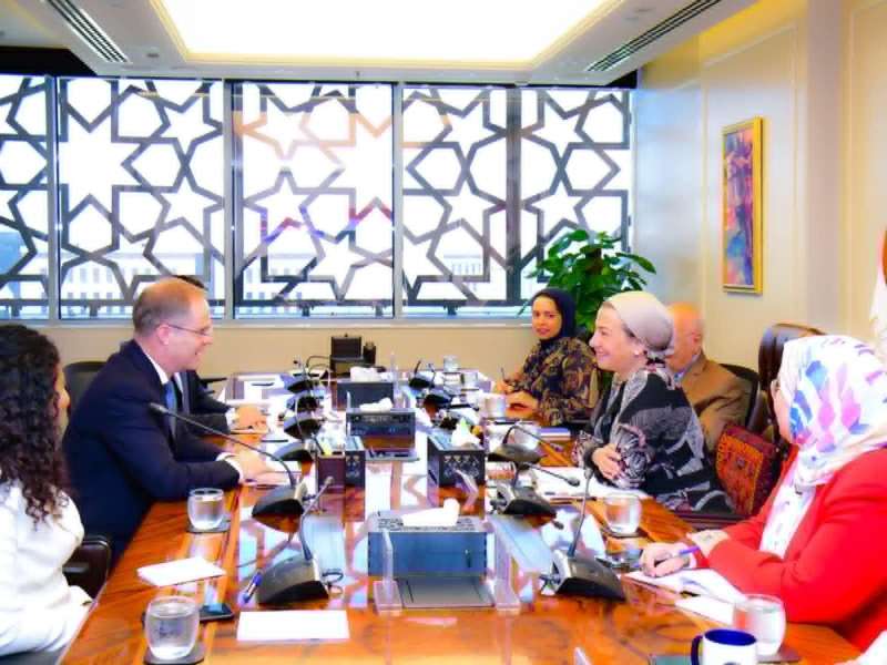 وزيرة البيئة تبحث سُبل التعاون المشترك مع السفير البريطاني بالقاهرة في مجال النمو الأخضر