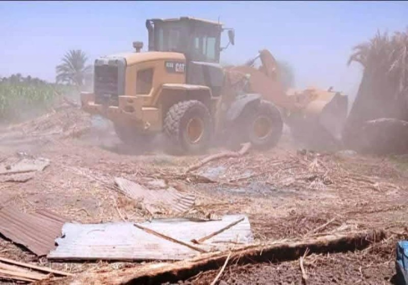 المحافظ يتابع إزالة التعديات على أراضى الدولة ضمن المرحلة الثالثة من الموجه الـ 26 بمركزى أسوان ودراو