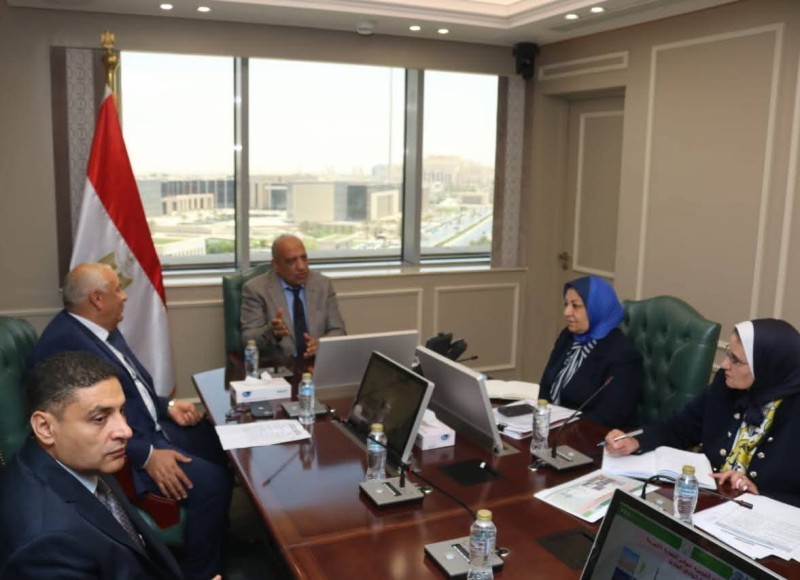وزير الكهرباء والطاقة المتجددة يبحث مع محافظ الوادي الجديد خطة التنمية بالمحافظة