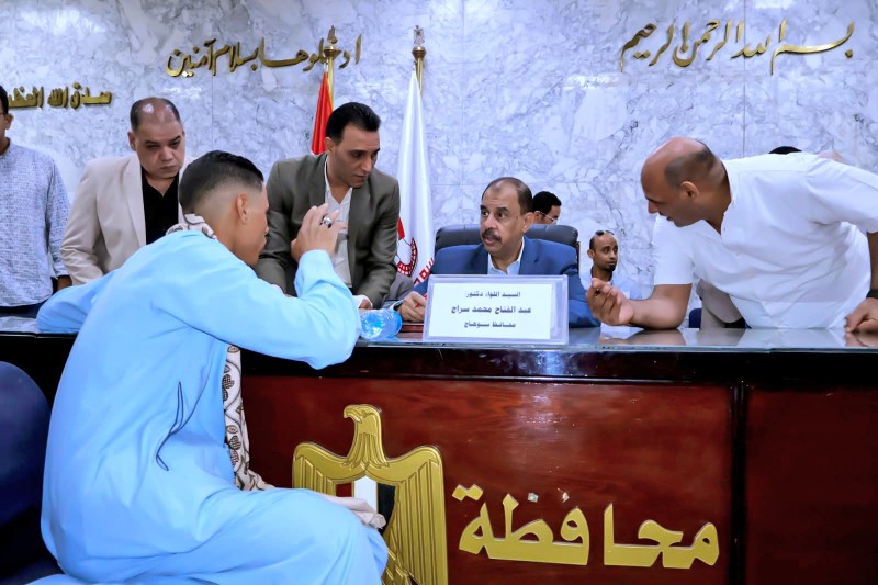محافظ سوهاج يعقد اللقاء الجماهيري الأسبوعي للاستماع إلى شكاوى وطلبات المواطنين