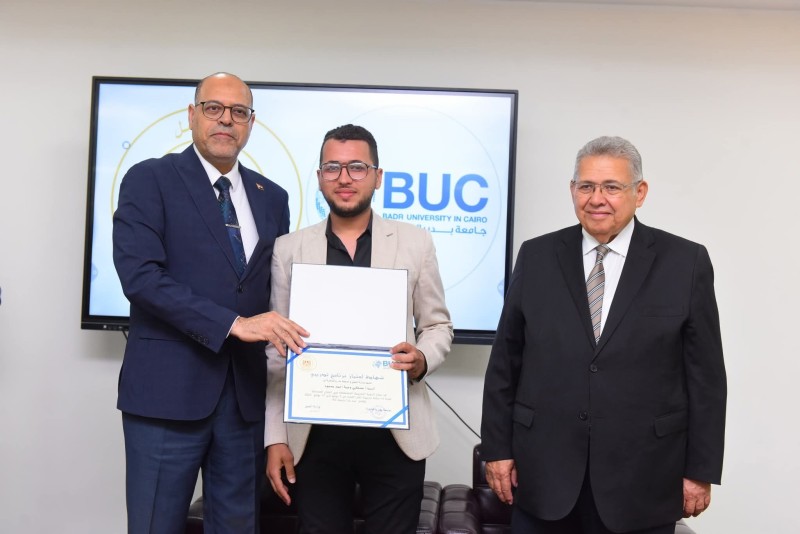 وزير العمل يُسلم شهادات إجتياز دورة تدريبية على مهنة ”المَسّاح العام” لخريجي وطلبة قسم الجغرافيا