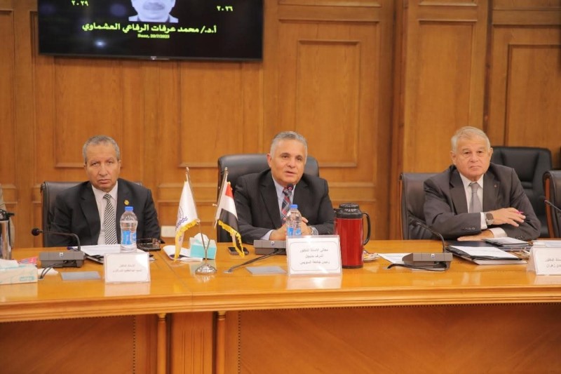 لجنة اختيار عميد كلية الهندسة  بجامعة السويس تناقش برامج المرشحين