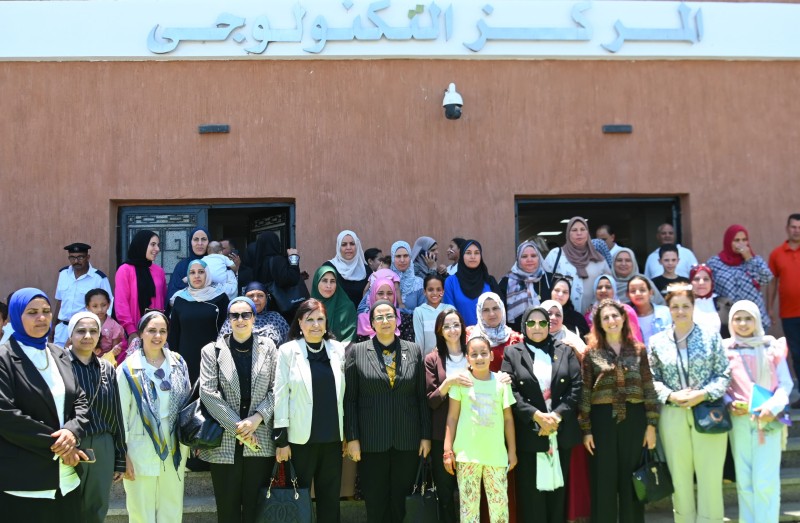 محافظ البحيرة ورئيس قومي المرأة يتفقدان مشغل البحراوية ووحدة ”مهنتك مستقبلك”