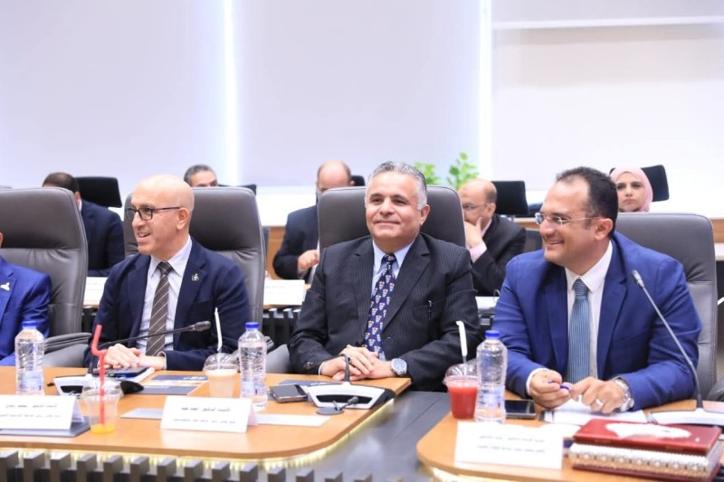 رئيس جامعة السويس يحضر اجتماع مجلس الجامعات الأهلية