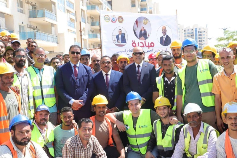 وزير العمل ومحافظ مرسى مطروح يتفقدان قوافل طبية تقدم خدمات صحية للعمالة غير المنتظمة بالعلمين