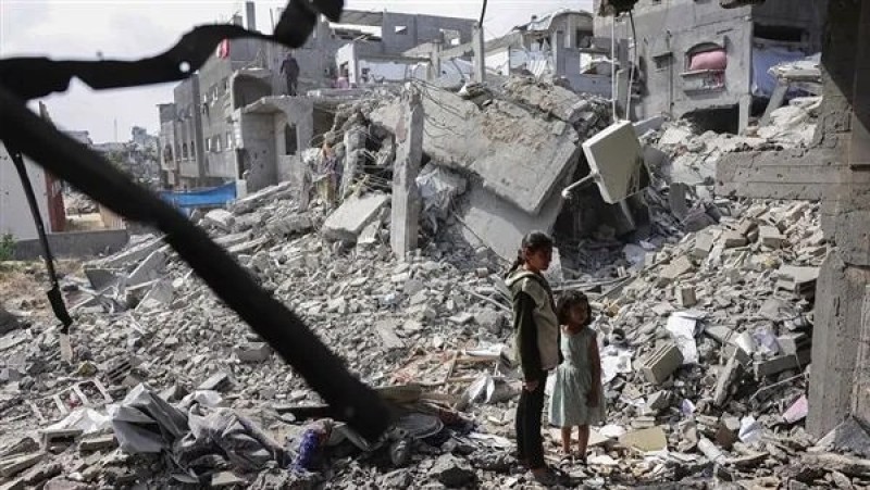 انسحاب جيش الاحتلال من دير البلح واستشهاد صحفية وخمسة من أطفالها في غزة