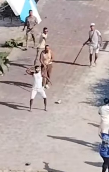 معركة داخل شاطئ النخيل غرب الإسكندرية «صور »